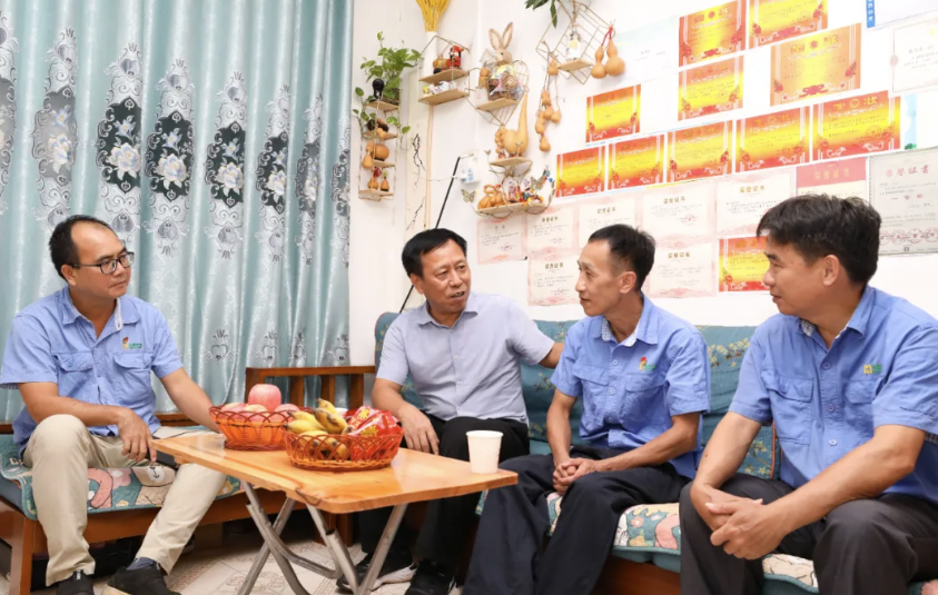 全國(guó)勞模朱平:海南省總工會(huì)到海南礦業(yè)走訪慰問(wèn)全國(guó)勞模朱平